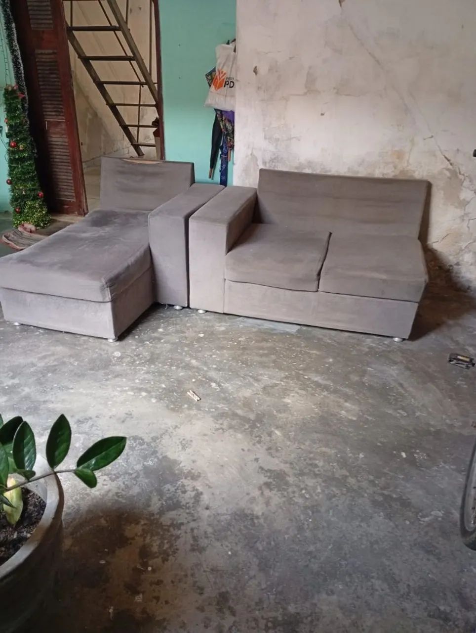 Sofá bom velho mas em boas condições ele todo 
