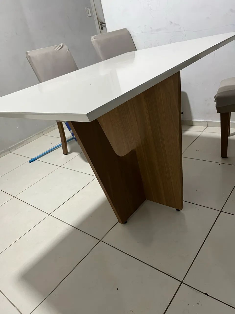 Vendo mesa com 4 cadeiras  - Foto 2