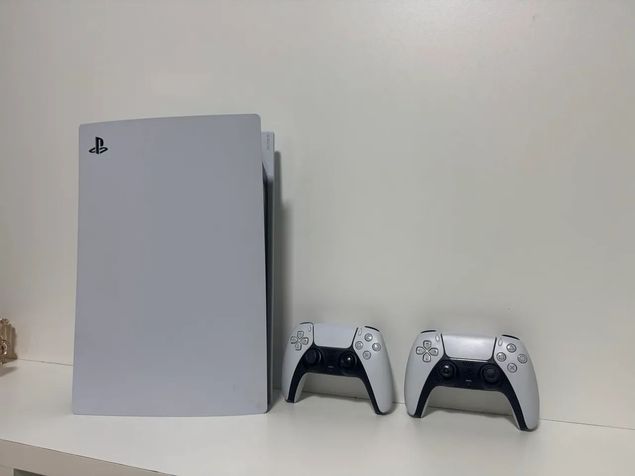 PS5 FAT, COM LEITOR DE DISCO, 825GB, 2 CONTROLES  - Foto 2