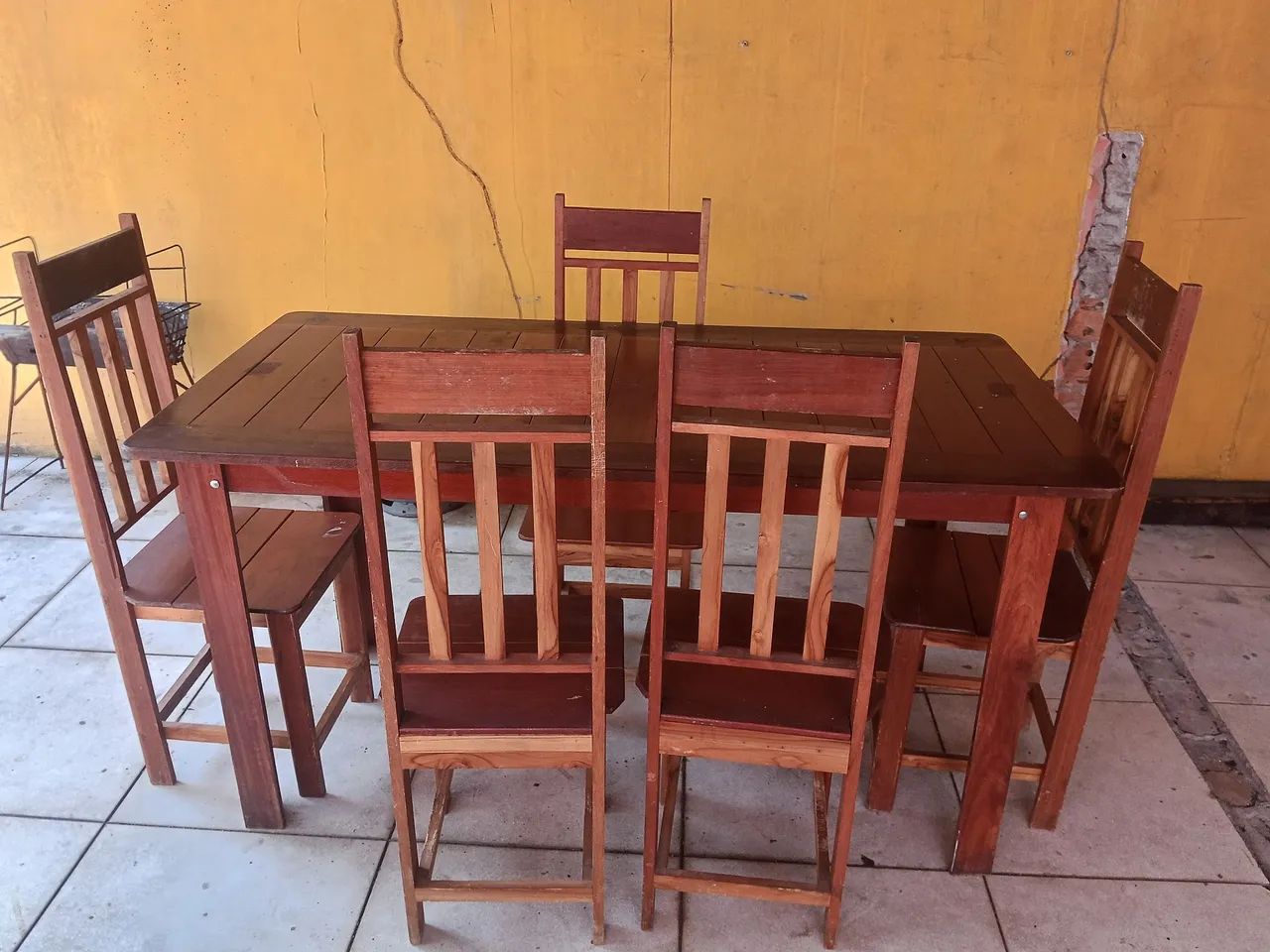 Jogo de mesa de madeira com 6 cadeiras  - Foto 3