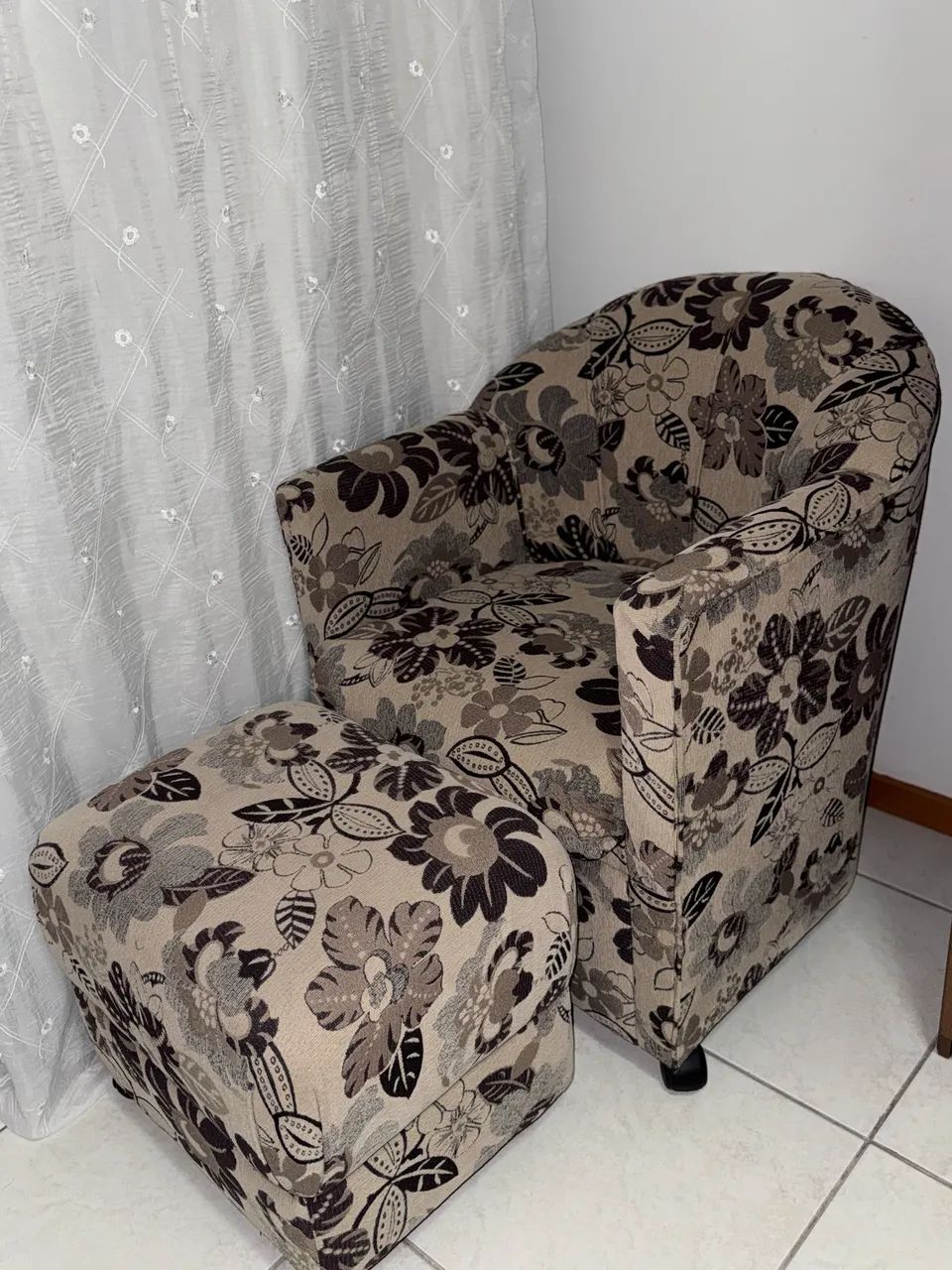 Poltrona de amamentação com puff 