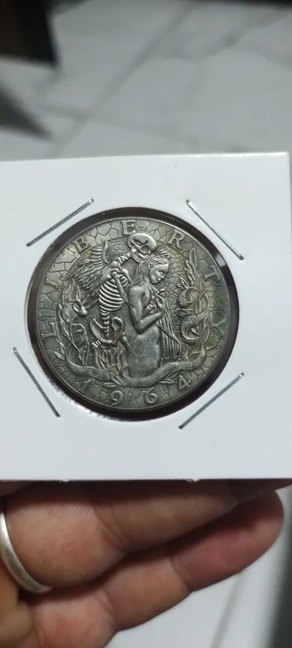 Moeda americana 1964 com caveiras 