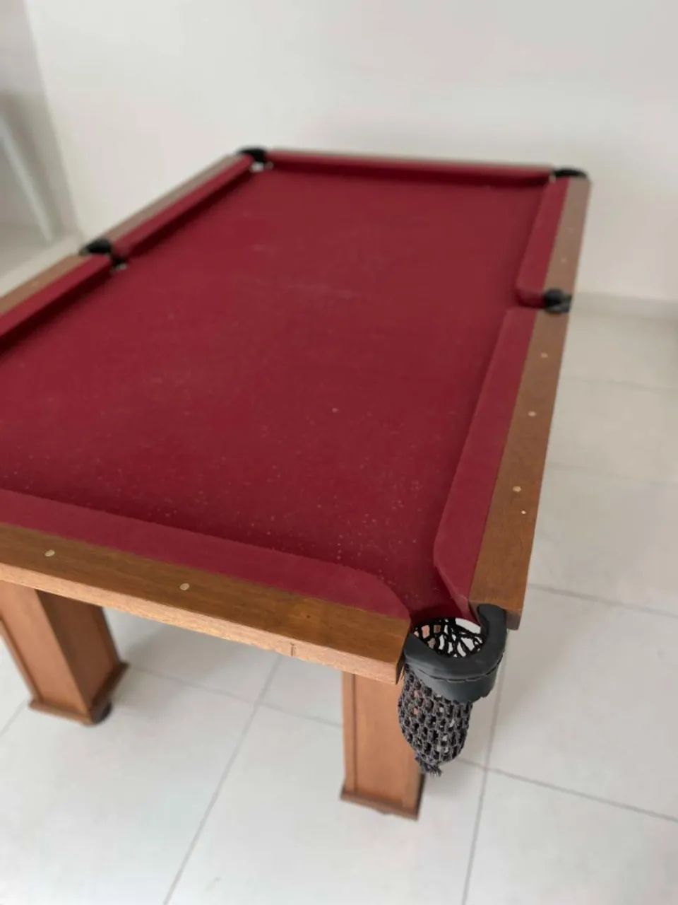 Mesa de sinuca com tampa e 2 tacos