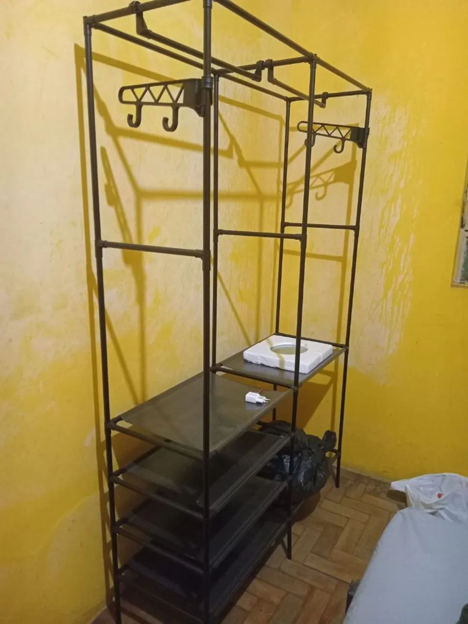 Cabideiro de roupas pouquíssimo usado 