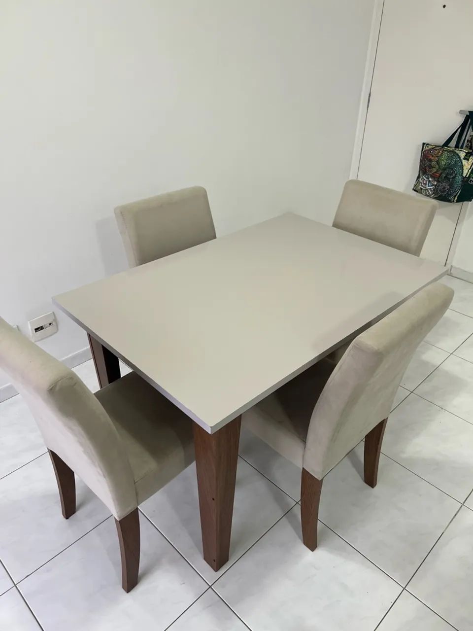 Mesa de jantar com 4 cadeiras