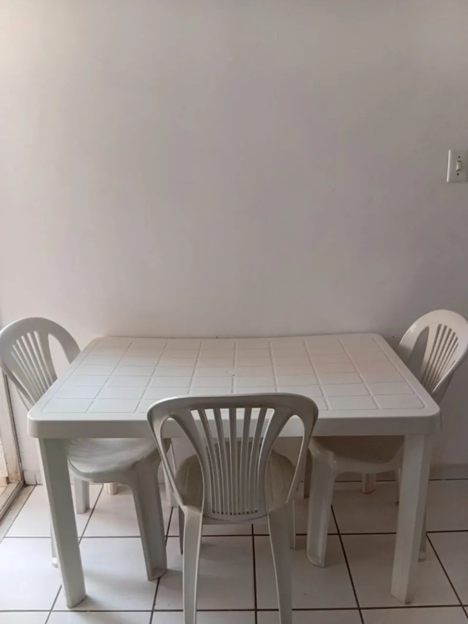 Conjunto de mesa com cadeira 