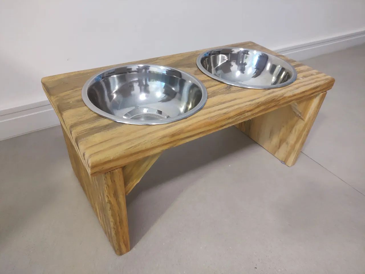 Linda mesinha de madeira para cachorro com pratinhos inox