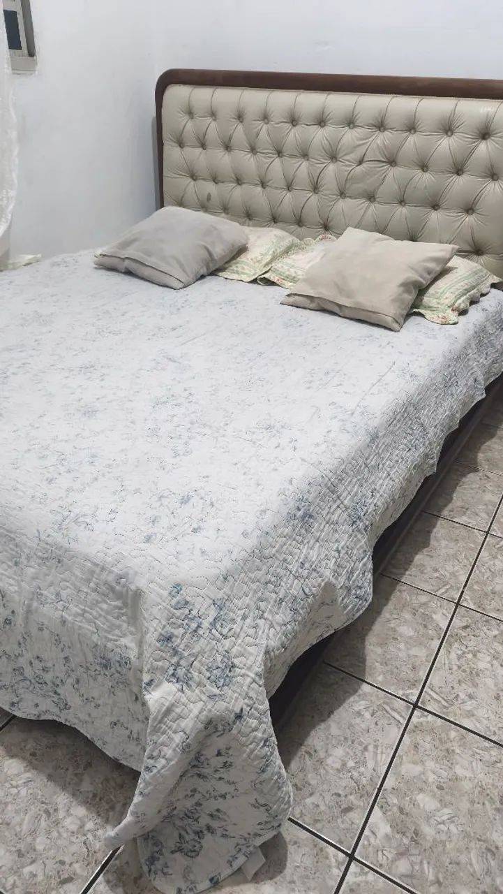 Cama de casal de madeira antiga 