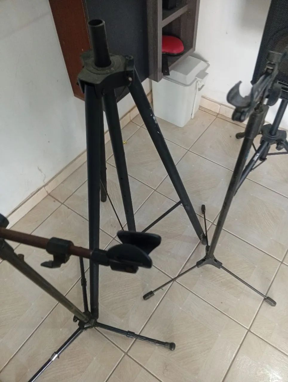 Vende-se 2 pedestal de microfone 1 de cx de som - Foto 2