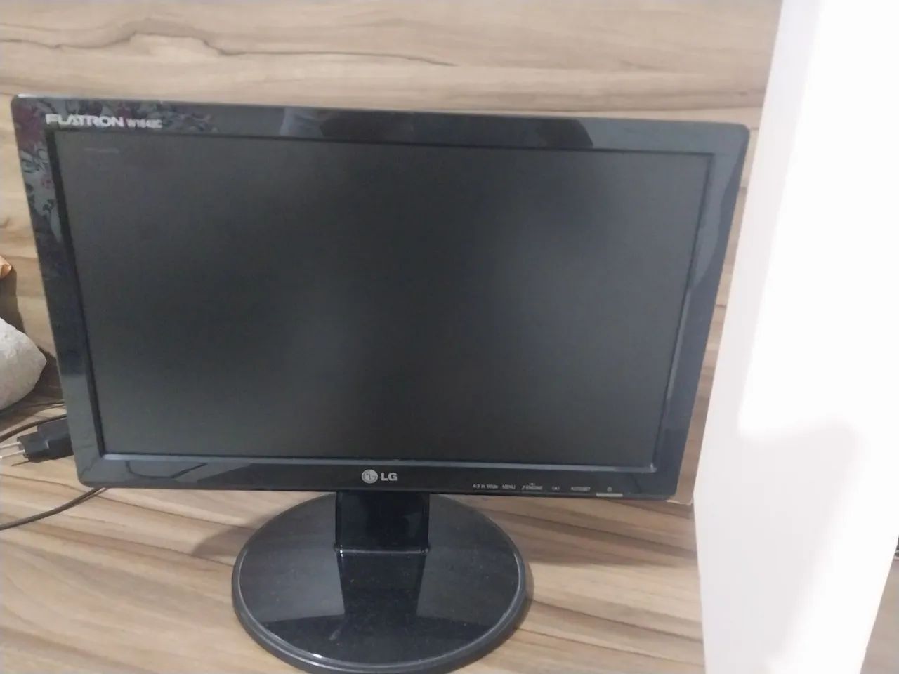 Monitor LG 16,5 polegadas .