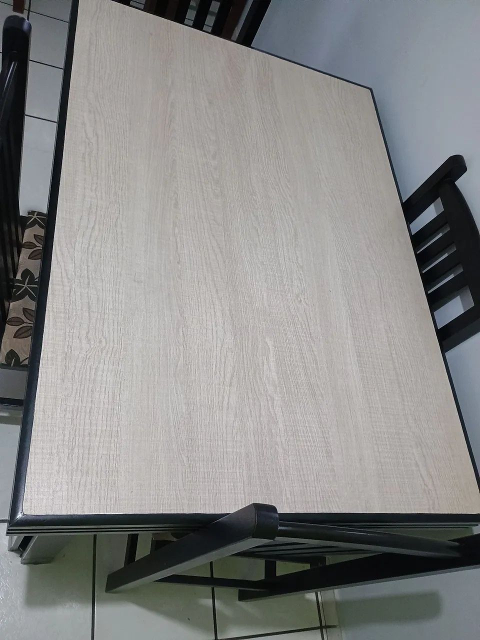 Mesa com 4 Cadeiras  em Excelente Estado  - Foto 2