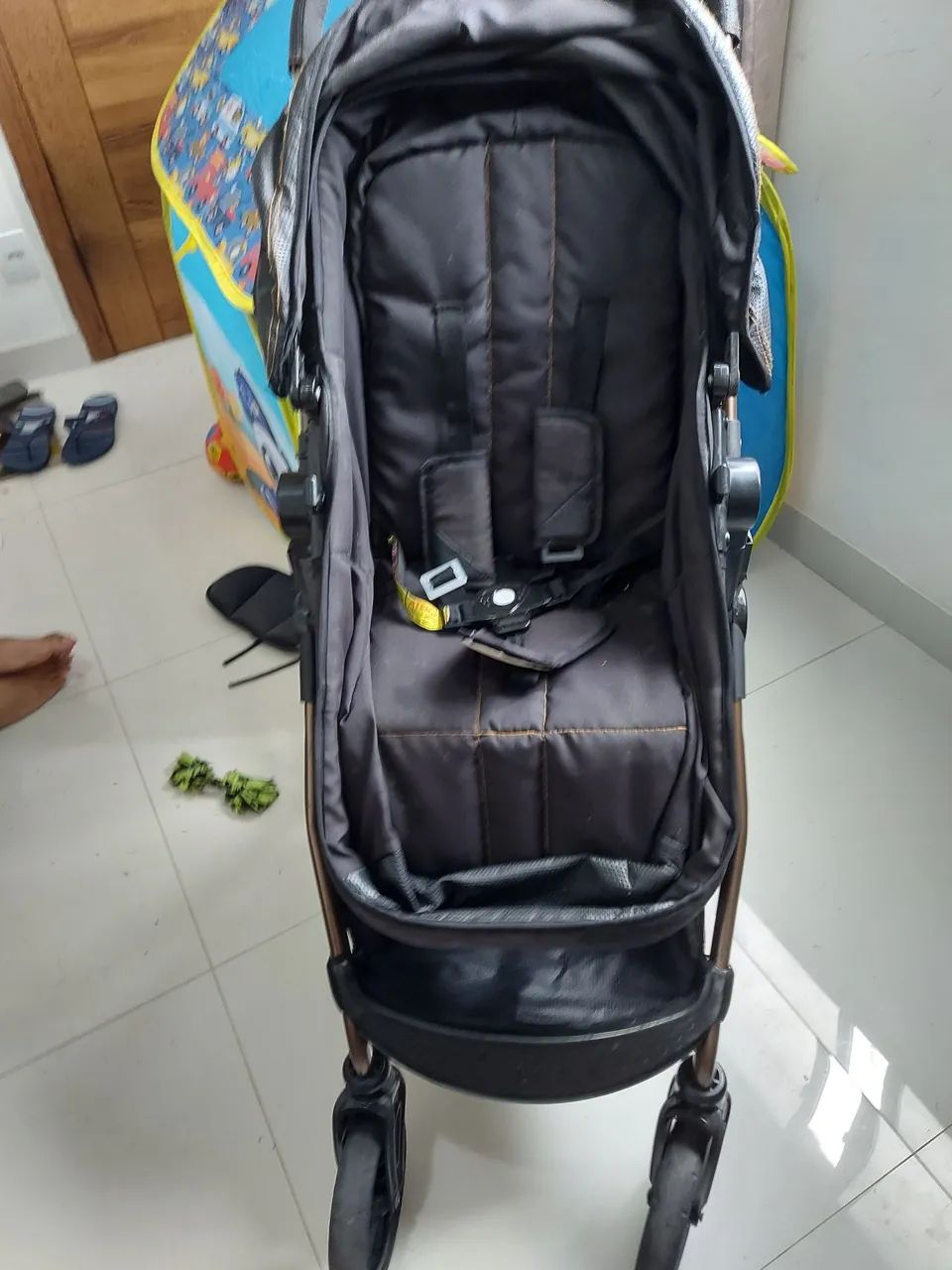 Carrinho de bebê com bebê conforto - Foto 4