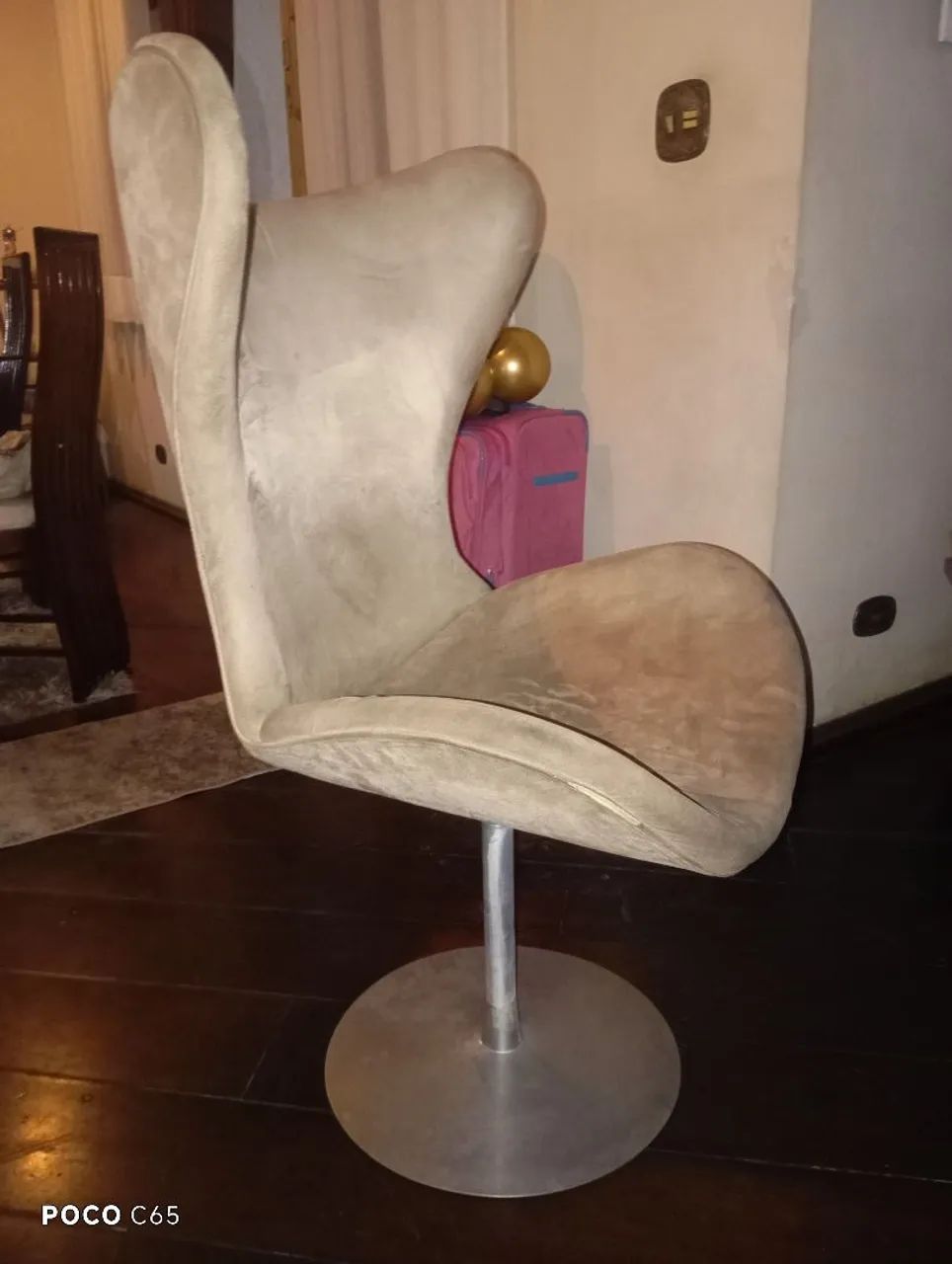Poltrona giratória modelo egg em Suede bege com base disco de inox - Foto 3