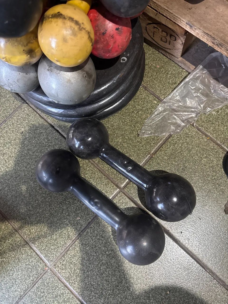 Par de Halter 5kg  bola emborrachado usado R$ 100 - Foto 5