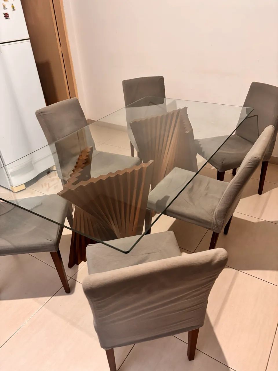 Mesa de vidro com apoios em madeira nobre - Foto 3
