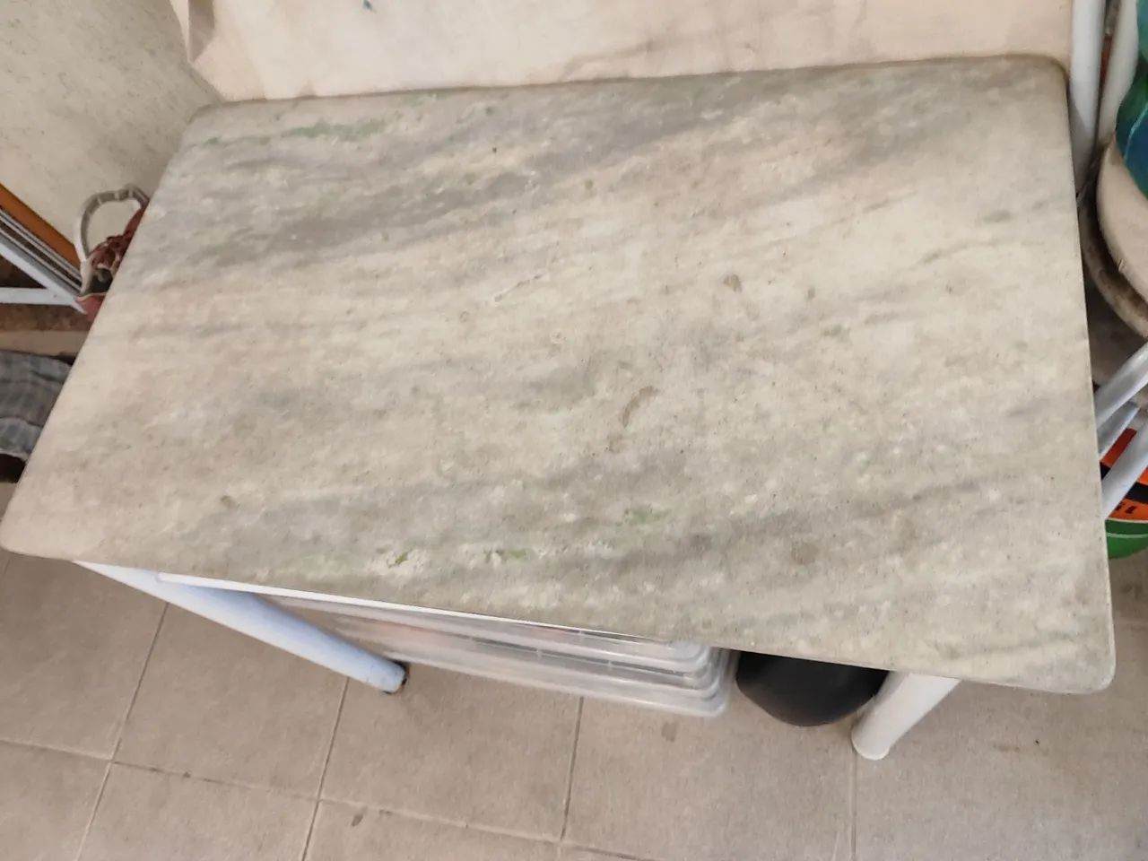Conjunto Mesa com Tampo em Mármore + 4 Cadeiras - Compacto e Resistente