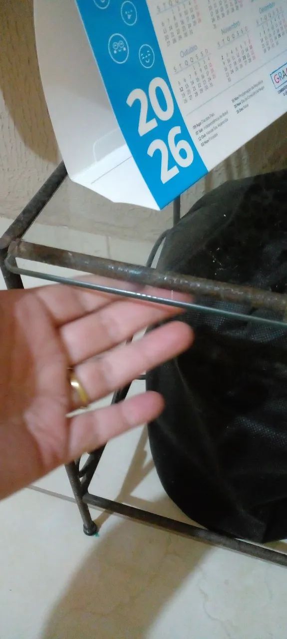 Estande de ferro trabalhada e vidro - Foto 5