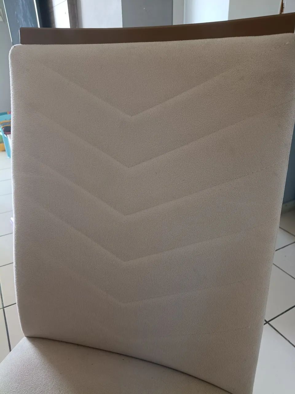 Mesa com 6 cadeiras com design moderno cor creme. - Foto 4