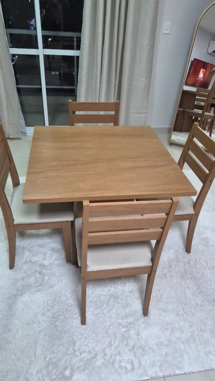 Mesa de jantar com 4 cadeiras