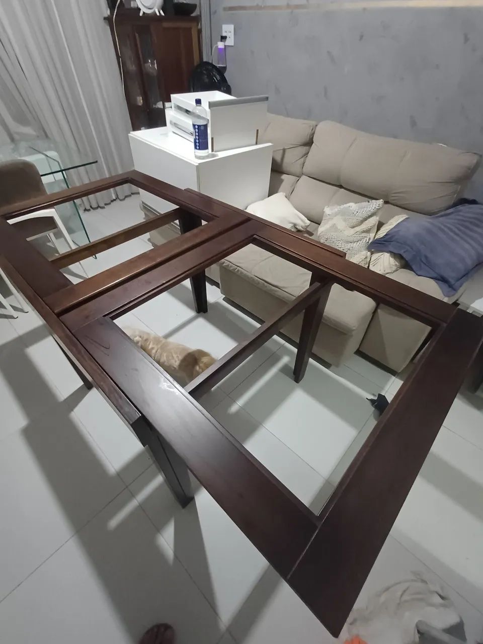Mesa  4 lugares extensível pra 6 cadeiras, em madeira sem detalhes - Foto 3