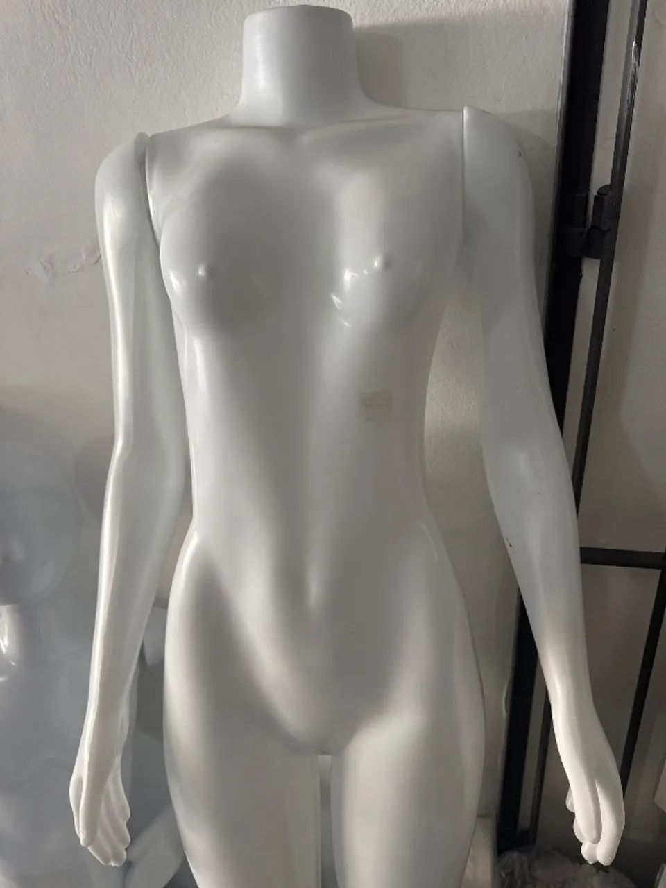 Kit com 2 Manequins Femininos ? Fibra + Plástico - Foto 2