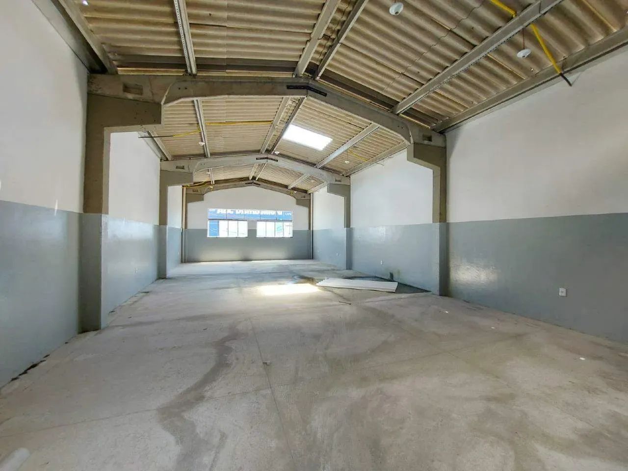 Galpão de 210m² com Mezanino na Av.Augusto Franco - Foto 2