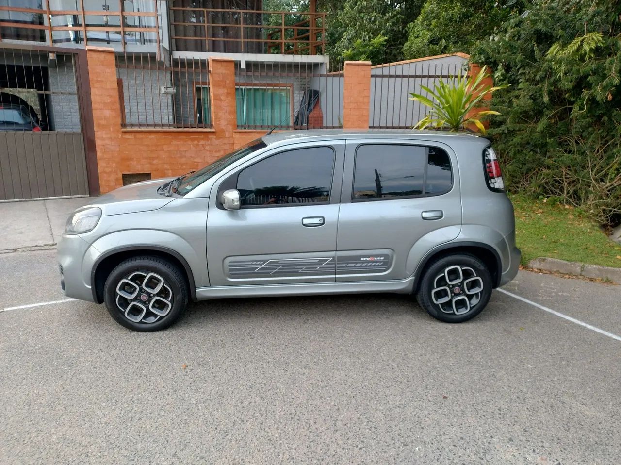 Fiat Uno Sporting 1.4 EVO Fire Flex 8V 4P 2016 - Foto 2