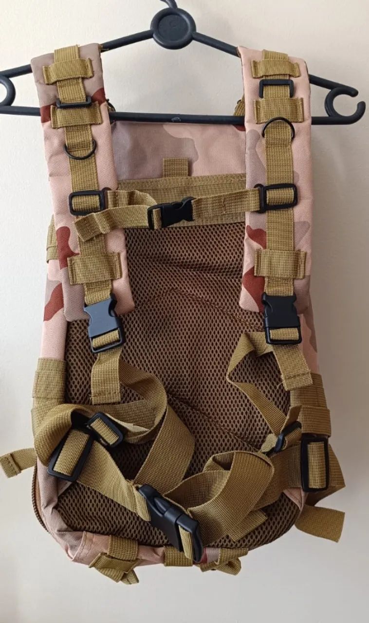 Mochila camuflada deserto resistente 30L com vários compartimentos nova - Foto 4