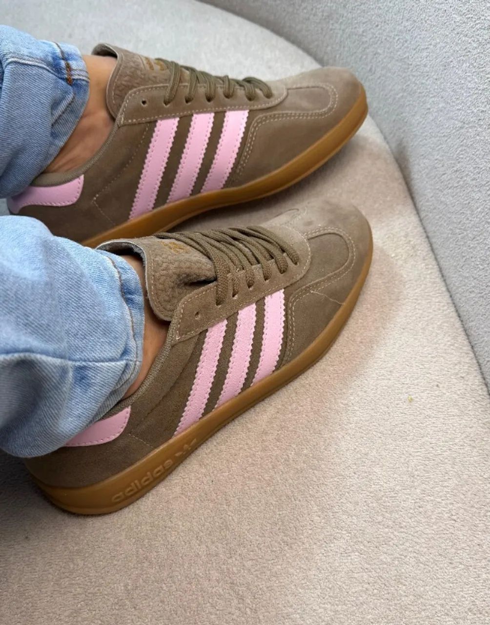 Tênis Adidas Gazelle Sola Emborrachada Premium Cor: Marrom Feminino Disponível 34 ao 39  - Foto 2
