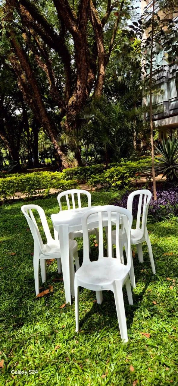 Jogo - Mesa + Cadeiras de plástico TEDRAS