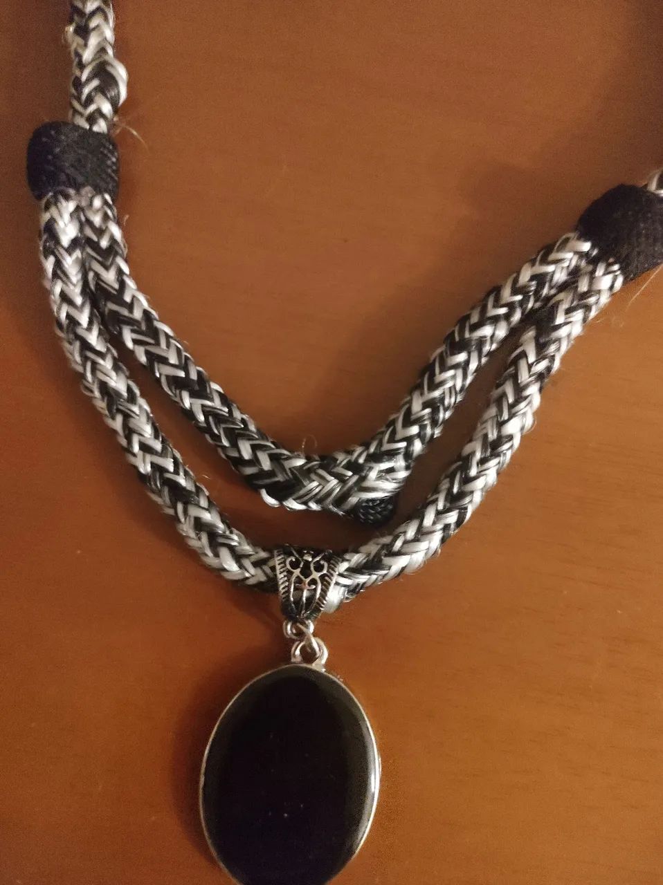 Colar artesanal Mesclado Preto e Branco com Pedra  - Foto 3