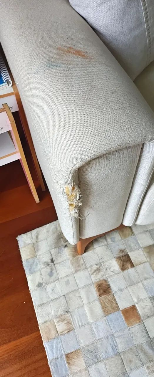 Sofá 3 lugares linho - tecido com manchas e pequenos rasgos - Foto 5