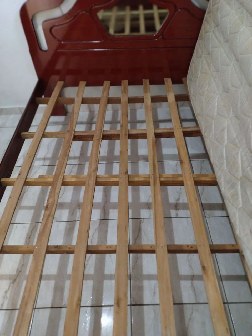 Cama de casal com espelho em madeira maciça - Foto 2