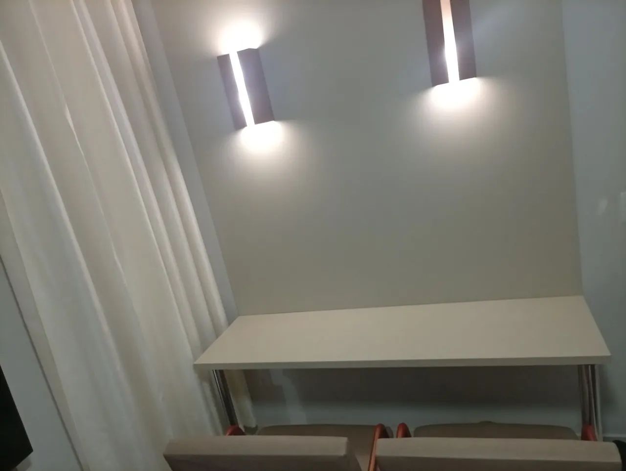 Vende painel com mesa conjugada com duas poltronas em excelente estado, - Foto 3