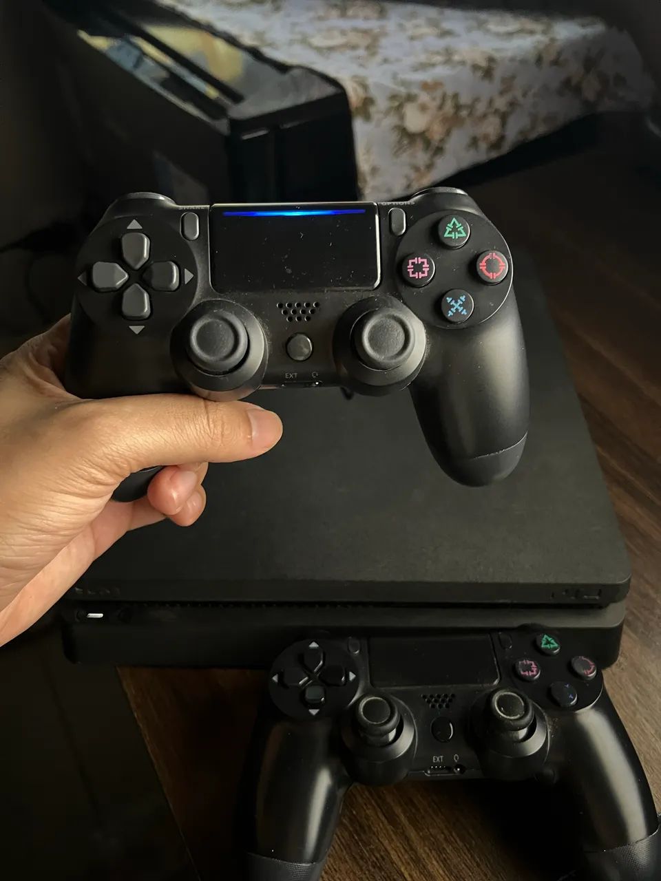  PlayStation 4 Slim + 2 Controles  - Foto 2
