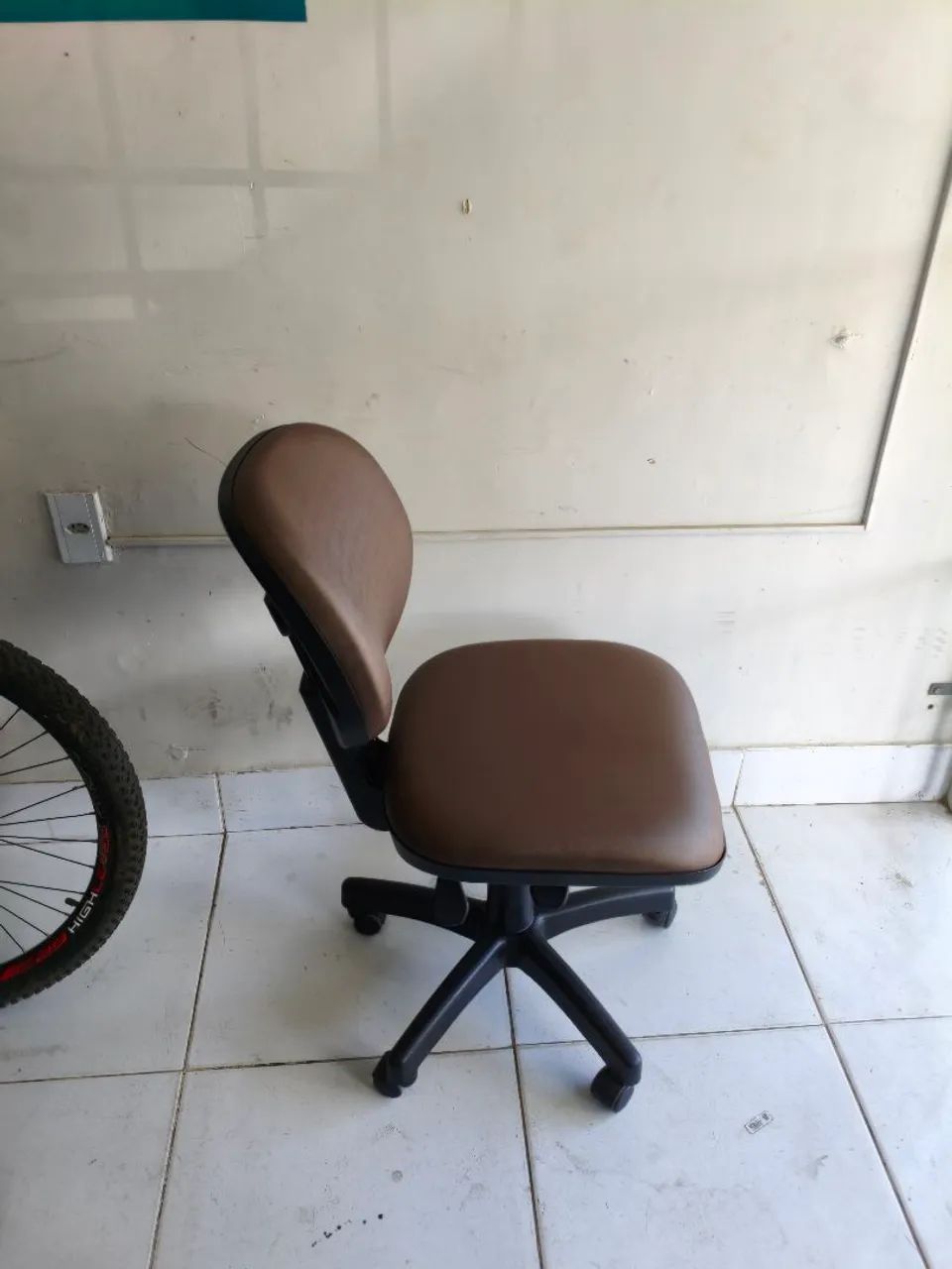 Cadeira giratória ergonômica com regulagens - Foto 2