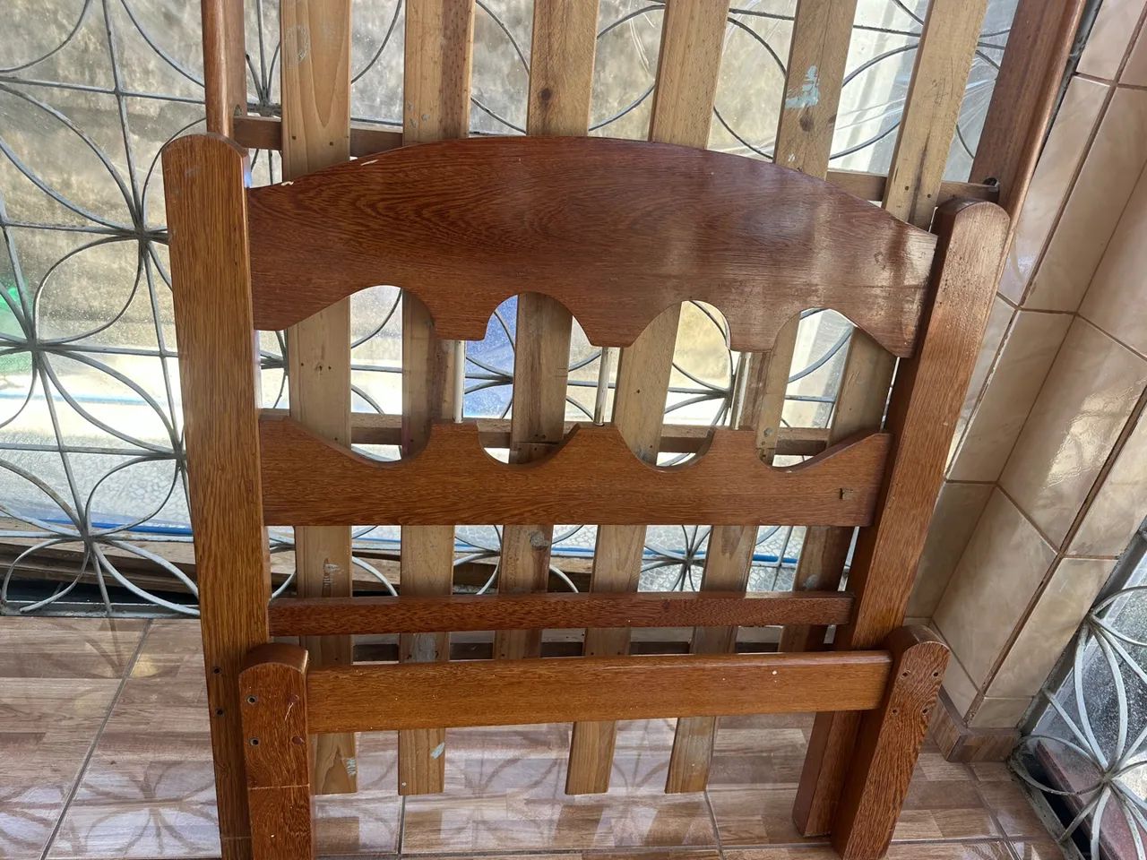 Vendo cama de solteiro, de madeira legítima  - Foto 3