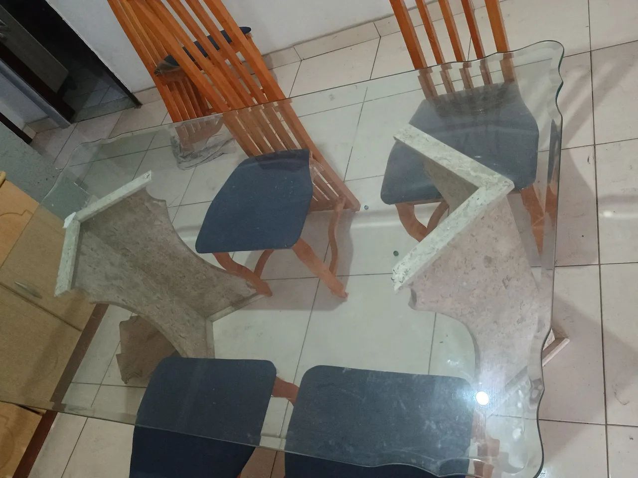 Mesa com tampo sem cadeiras.