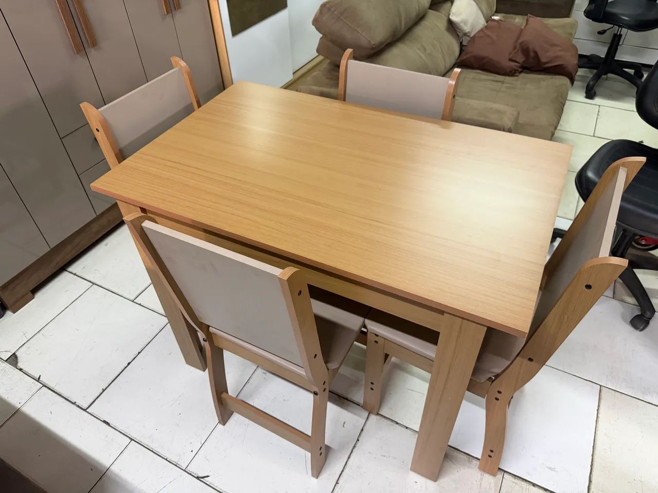 Mesa com 4 cadeiras  - Foto 2