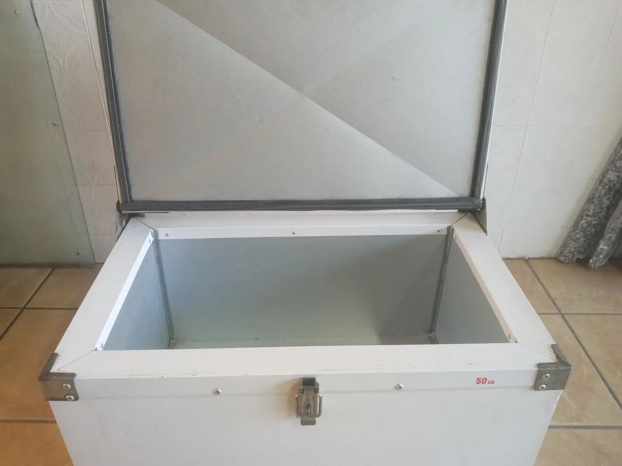 Caixa termica MRG 50lts para barcos  - Foto 2