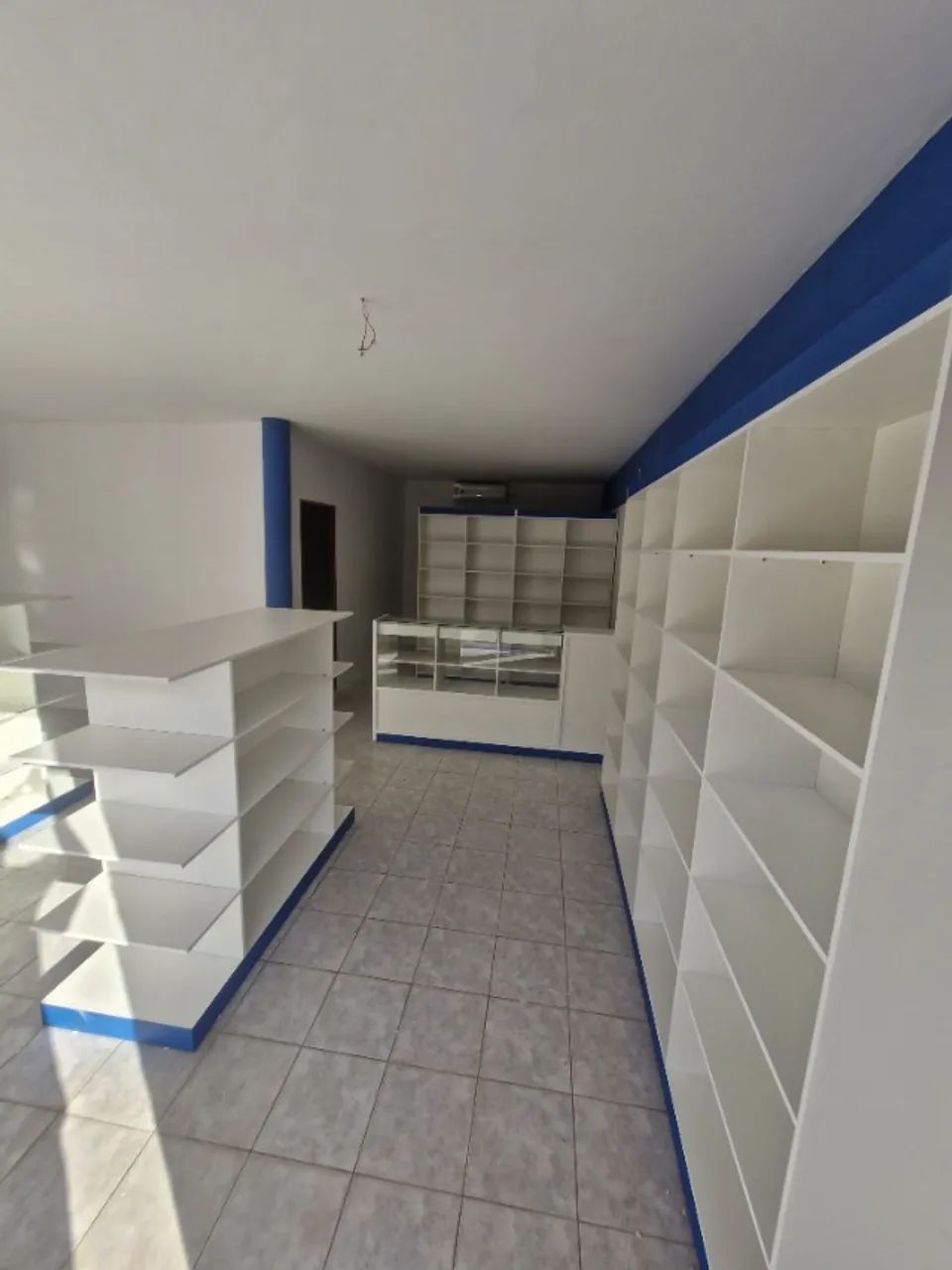 Balcão de atendimento e prateleiras de Drogaria 
