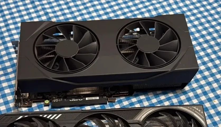 Placa de video RX 9060 XT XFX 8GB 