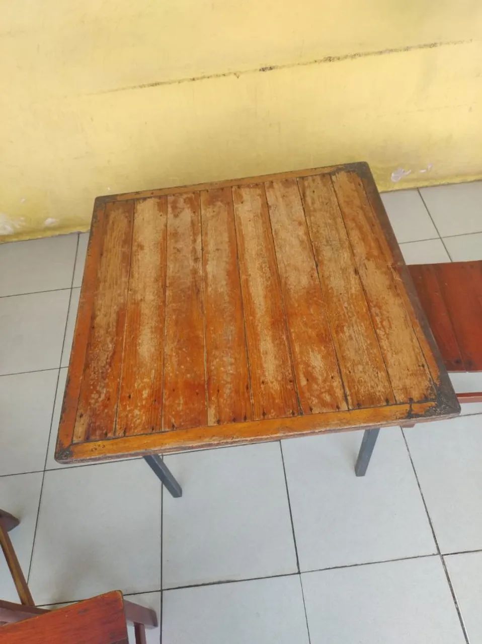 Vendos jogos de mesa de madeira com 4 Cardeira. - Foto 5