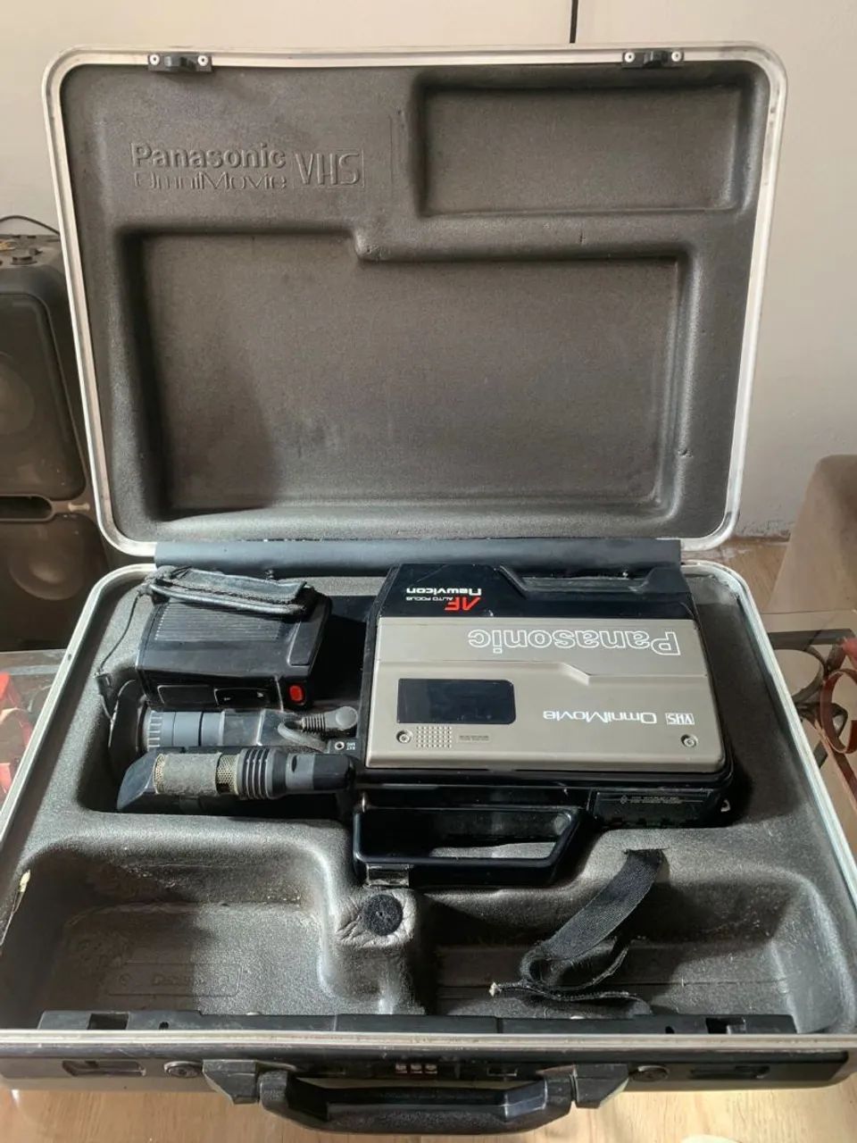 Filmadora VHS Retrô Panasonic omniMovie VHS AF x8 newvicon+ maleta