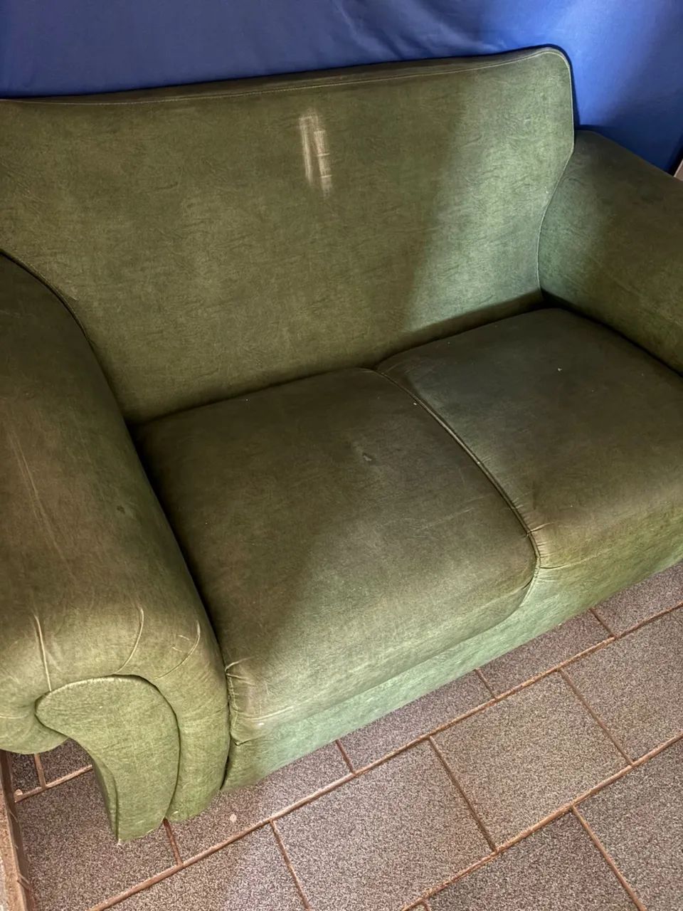 Vendo sofá de 2 lugares ( material couro sintético)  - Foto 2