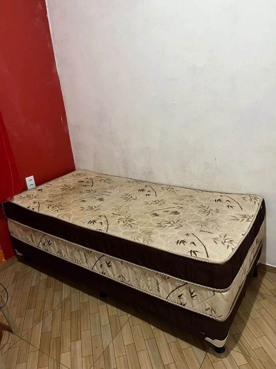 Um guarda roupa de porta de correr e uma cama de solteiro - Foto 3