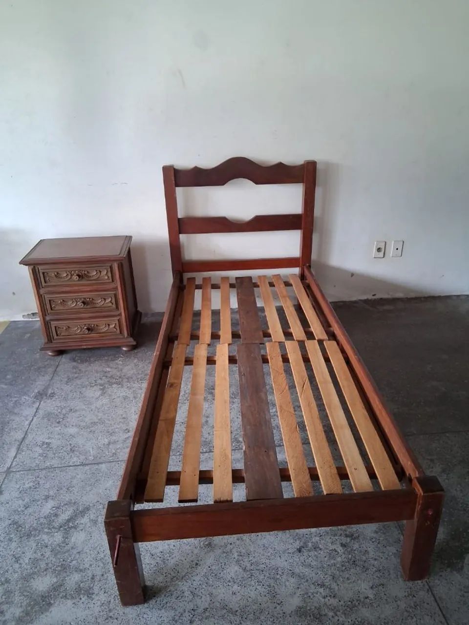 Cama e cabeceira de madeira 