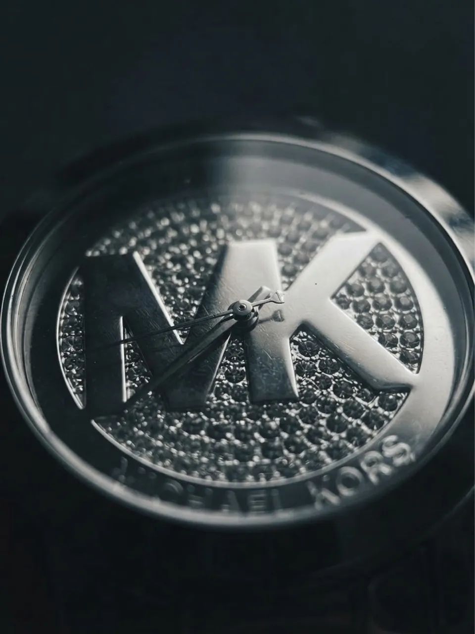 Relógio Michael Kors Prateado - Modelo Iconic Logo Pavé - Original e Impecável - Foto 3