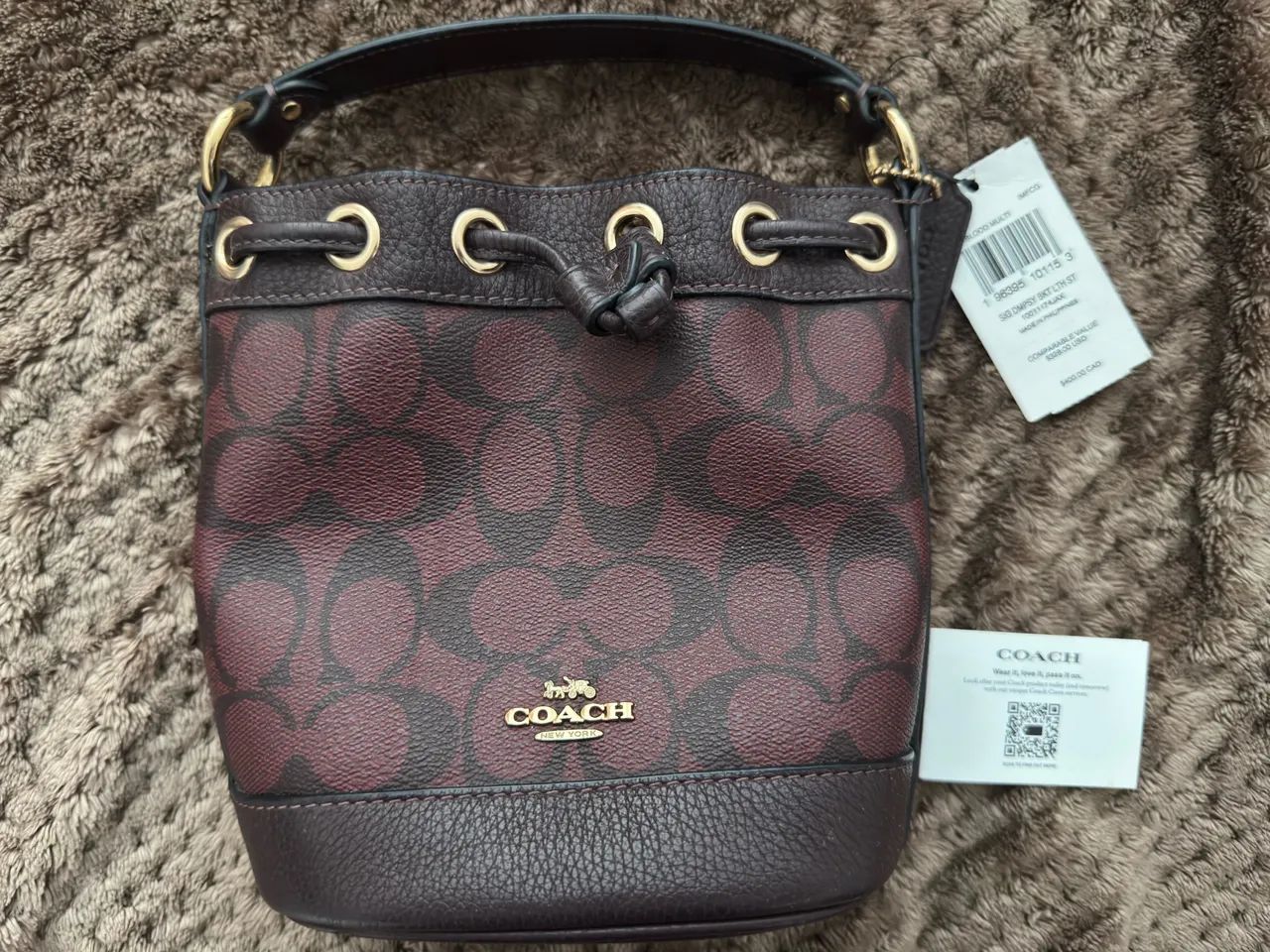 Bolsa Coach com duas alças. Cor da Coleção exclusiva. 