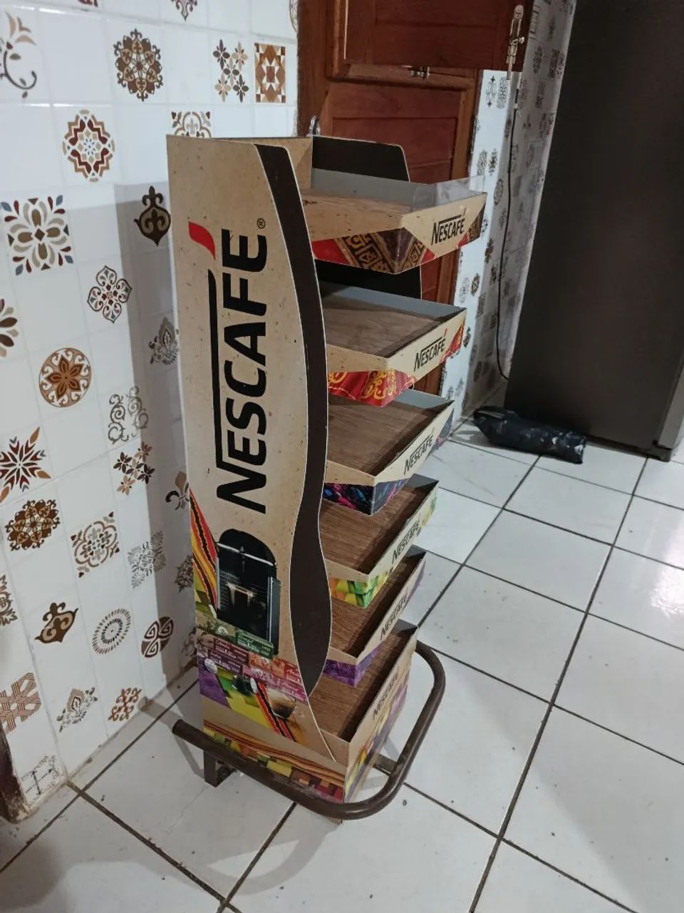 Prateleira expositora de madeira